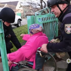 Эвакуация 86-летней женщины из прифронтового села