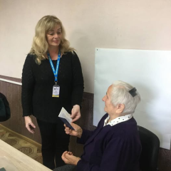 Сотрудница ГМС помогает людям ожидать сына