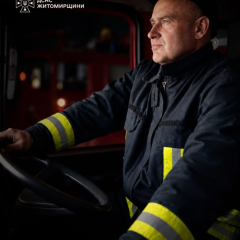 Rescuer extinguishes fire in Polissia Reserve