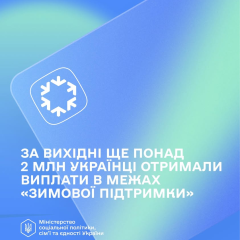 Одягнена жінка тримає в руках гроші
