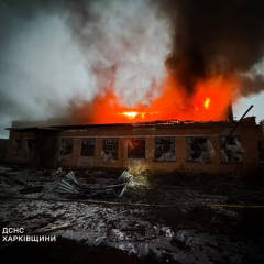 Російські дрони атакували підприємство на Харківщині: спалахнули дві будівлі