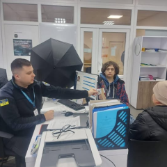 Медицинские работники под обстрелами выдают паспорта