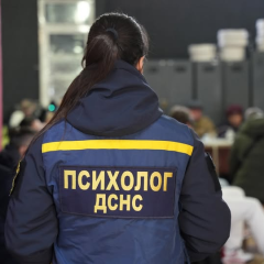 Опис зображення: Поліція Одеси допомагає пораненим жертвам обстрілів