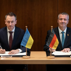 Логотип JobConnect на фоне украинского и немецкого флагов