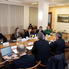 Гаманець з грішми та прапор України