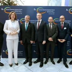 Лого Німеччини та України на фоні євро