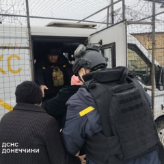 Фото евакуації мешканки Дружківки рятувальниками