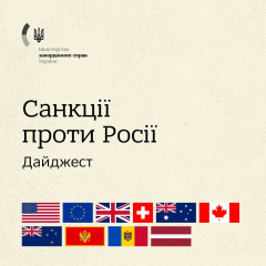 Люди демонстрируют плакаты на протесте