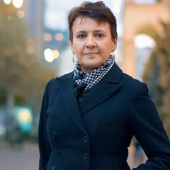 Жінка пише по листу влюбленому