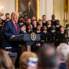 Трамп з кроликом, яйцями та великоднім вітанням