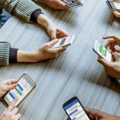 Молодежь проводит много часов на телефоне