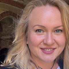 Донька привітала маму з днем народження