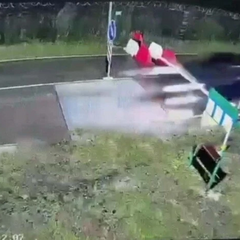 Машина протаранила шлагбаум на границе