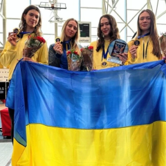 Украинские шпажистки с трофеем Кубка мира