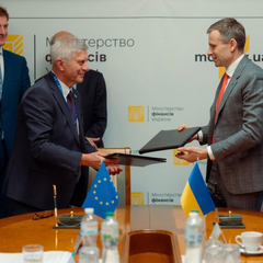 Український та європейський прапори з підписаним Меморандумом