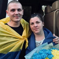 Звільнені з полону мама і син зустрілись у автобусі