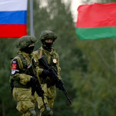 Два военных вертолета на тренировке