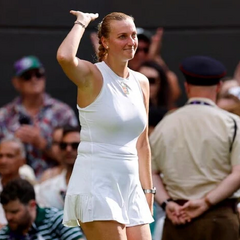 Чеська тенісистка грає на корті