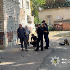 Жінка вкидає новонароджену дитину з вікна