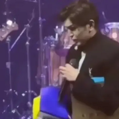 Російський співак закликає спалити кольоровий пакет