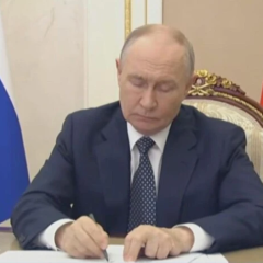 В. Путин рисует на совещании