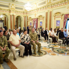 25 Housing Certificates Handed Out by Zelensky to Ukraine’s Heroes and Fallen Soldiers’ Families