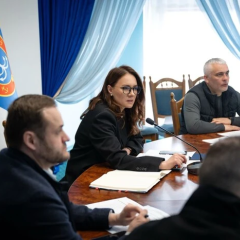 Гривня на столі з електричним обладнанням