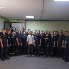 Вакарчук поет спасателям на празднике