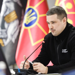 Федоров у військовому обмунілі та оцінює новий рейтинг президента