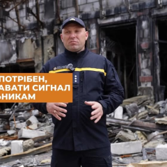 Спасатель с двумя вещами во время обстрелов