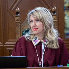 Судья рассматривает уголовное дело в зале