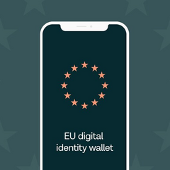 Человек касается экрана смартфона