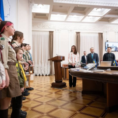 Правительство Украины заседает со Святым огнем