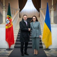 Прем'єр Португалії вручає чек Україні