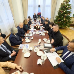 Зеленський обговорює санкції проти Росії