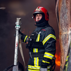 Рятувальники гаслять пожежу в Україні