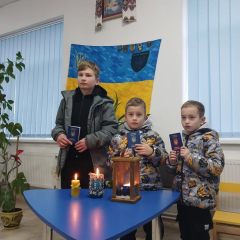 Пластуни зігрівають візит до паспортного столу