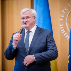 Марка 'Дипломатия на острие' выпущена