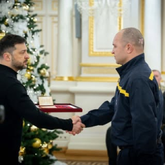 Зеленский вручают награды защитникам