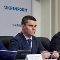 Заступник міністра Ковальчук на фоні зимового пейзажу