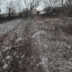 Спасатели извлекают женщину из-под завалов