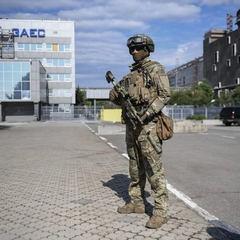 Люди демонстрируют протест перед запорожской АЭС