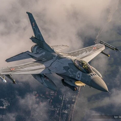 Женщина-пилот на фоне истребителя F-16