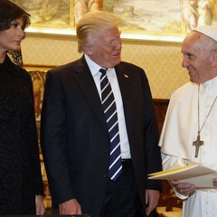 Зображення Дональда Трампа і Папи Римського у жовто-блакитній капелюсі