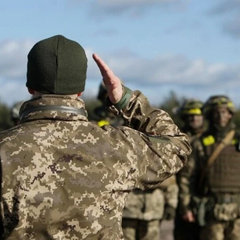 Чоловік пенсійного віку військовослужбовець в ЗСУ