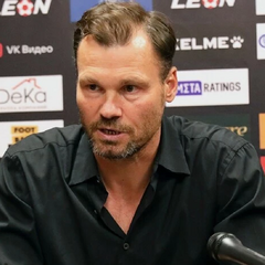 Футболист играет на поле в Мариуполе