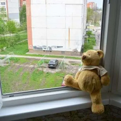 Женщина выбрасывает ребенка из окна