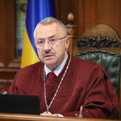 Суддя Конституційного суду відправлена у відставку