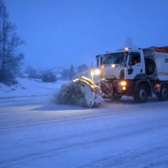 Неустойчивая погода в Украине, техника на дорогах