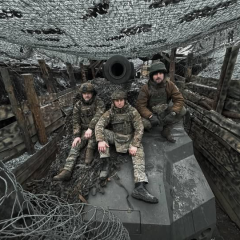Поліцейські ведуть вогонь по ворогу